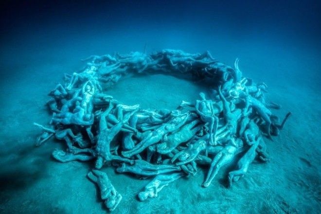 Молчаливые, но красноречивые фигуры на дне океана