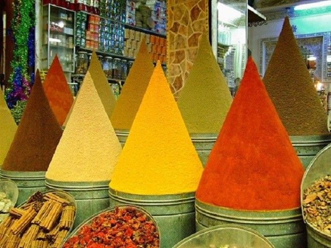Конусообразные специи стоят ровно в ряд и готовы к продаже
